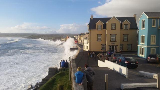 Lahinch -Beach -Surf- Hostel エクステリア 写真